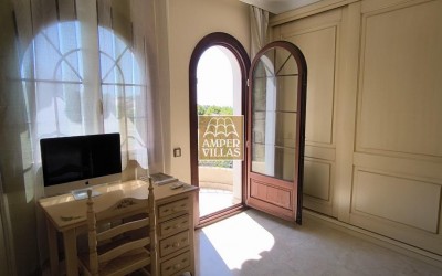 Fantástica villa con gran parcela, con privacidad y vistas al mar.